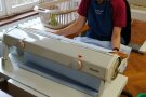 glatte Teile mit der Bügelmaschine bügeln