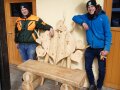 zwei junge Männer stehen neben ihrer selbstgebauten Holzbank mit Lindenblattlehne