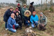 Gruppenbild im Wald aller Teilnehmerinnen der Fortbildung 