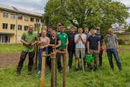 Gruppenbild aller Personen, die bei der Anlage der Blühwiese und der Pflanzaktion geholfen haben.