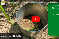 Startbildschirm eines Videos: Metalleimer auf Erde