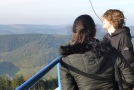 2 Jugendliche stehen auf der Plattform der Thüringer Warte und genießen die Aussicht