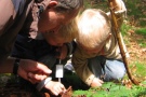 Kindergartenkinder benutzen einen selbstgebauten Insektenstaubsauger
