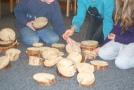 Kinder bauen einen Turm aus schrägen Holzscheiben