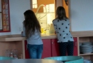 Zwei Mädchen stehen an Schiebefenster an