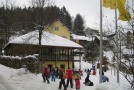 Außenansicht des Jugendwaldheimgebäudes im Schnee