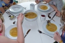 Tisch mit gefüllten Tellern 