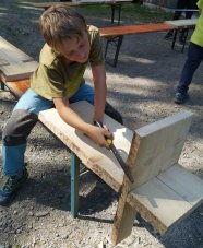 Ein Junge arbeitet an seinem Steckstuhl