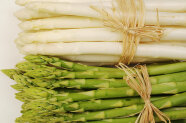 Bund grüner und weißer Spargel